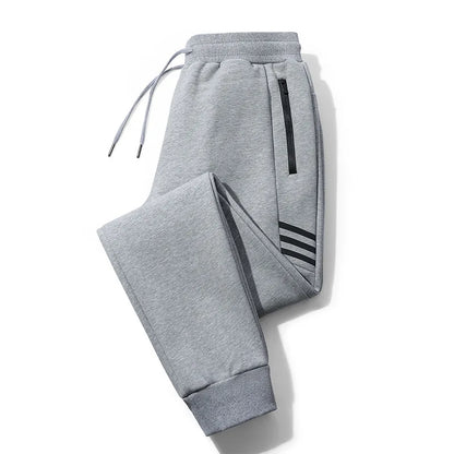 Lässiger Herren-Jumpsuit mit Kapuze und sportlichem Design – ideal für Freizeit und Sport.