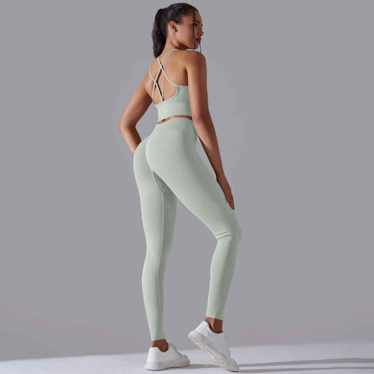 Hellgraues nahtloses Yoga-Set: Tanktop mit gekreuztem Rückenteil, Leggings