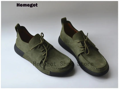 Herren-Schuhe aus dunkelgrünem Wildleder mit Schnürung und braunem Innenfutter