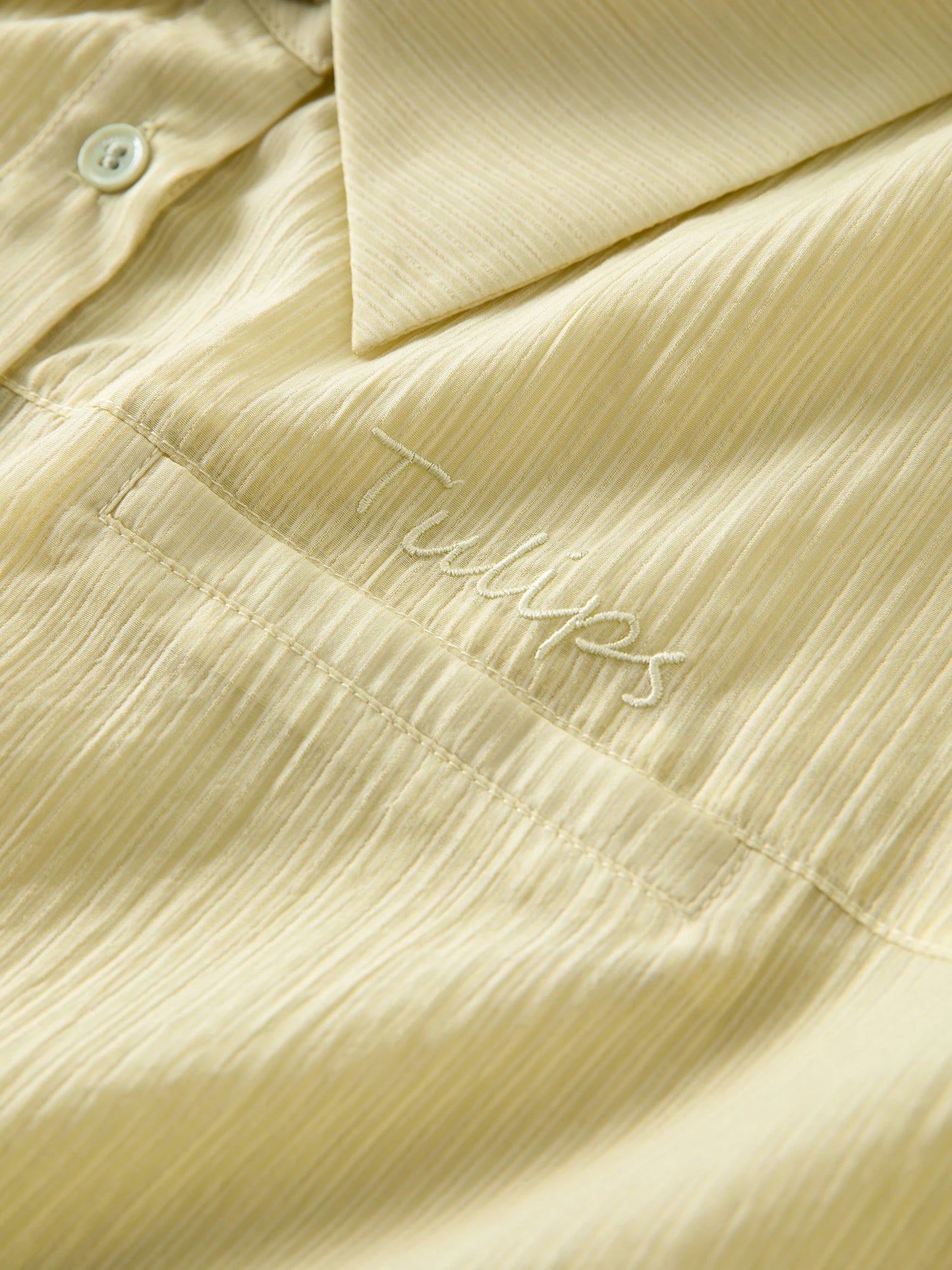 Sommerliches Damen-Shirt mit figurbetontem, künstlerischem Druck und einzigartigem Muster – lässig und schick.