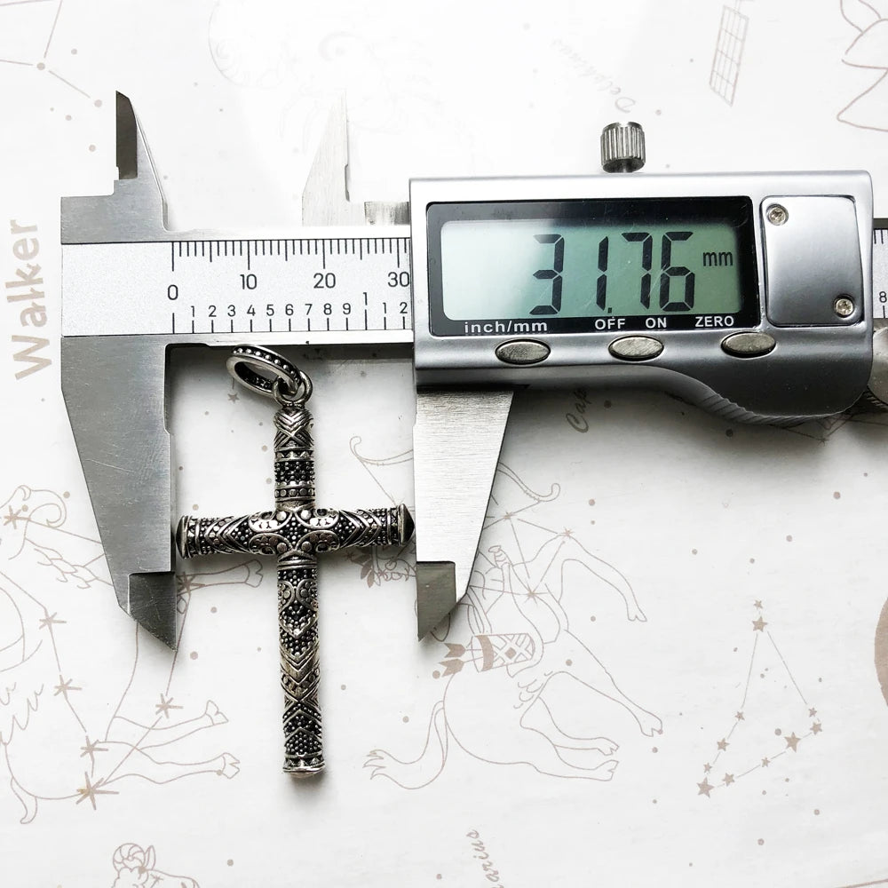Kreuz-Anhänger aus 925 Sterlingsilber mit geprägtem Muster und Aufhängöse