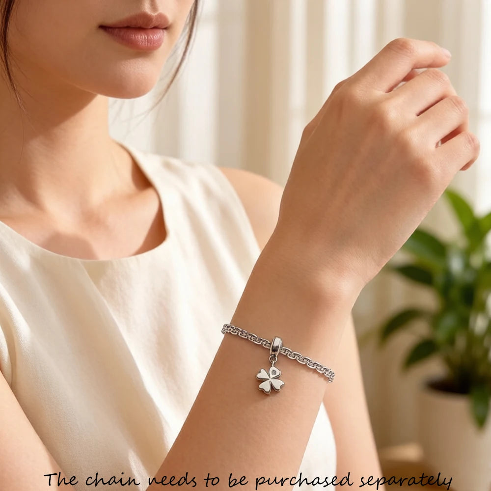 Armband mit Vierblatt-Klee Anhänger am Handgelenk