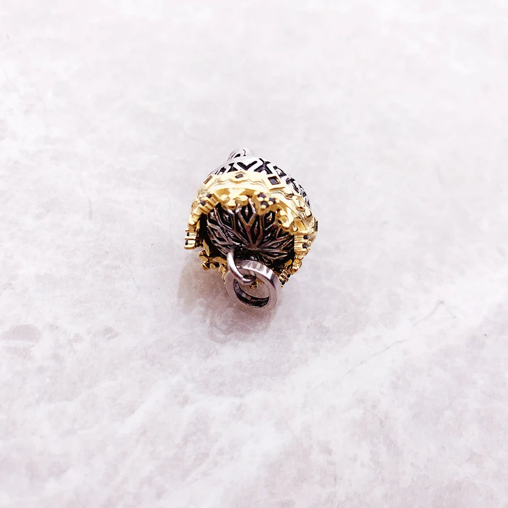 Totenkopf-Anhänger mit goldener Krone und Ornamenten, silberfarbene Öse oben