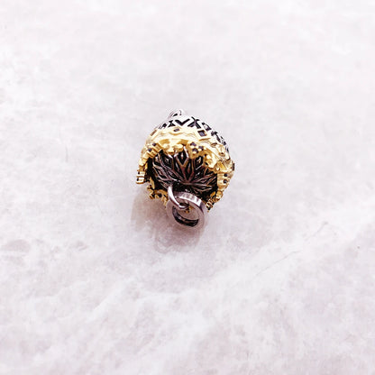 Totenkopf-Anhänger mit goldener Krone und Ornamenten, silberfarbene Öse oben