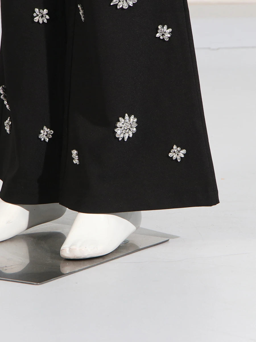 Ärmelloses Damen-Spitzenkleid mit Rundhalsausschnitt und Patchwork-Design – figurbetont und mit Hohldetails.