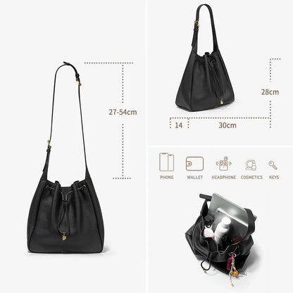 Schwarze Lederschultertasche mit Schnürverschluss, Seitenansicht mit Größenangaben