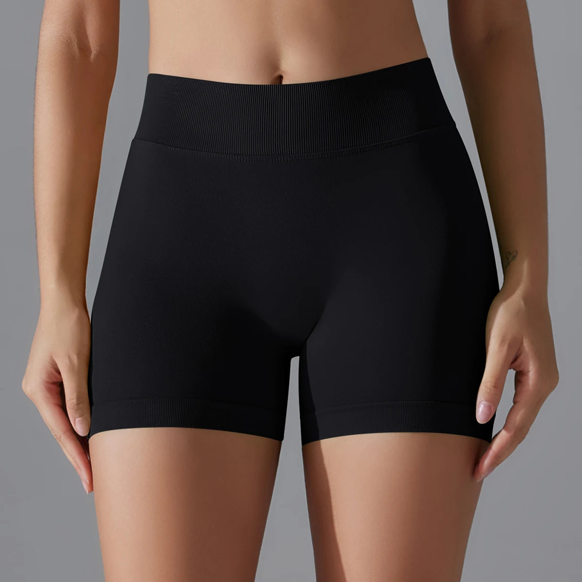 Nahtlose Yoga-Shorts in Schwarz mit hohem Taillenbund, glatte Oberfläche