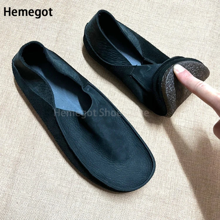 Herren-Slipper aus dunklem Leder mit offener Schlaufe und strukturierter, flacher Sohle