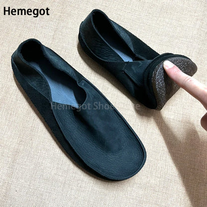 Herren-Slipper aus dunklem Leder mit offener Schlaufe und strukturierter, flacher Sohle