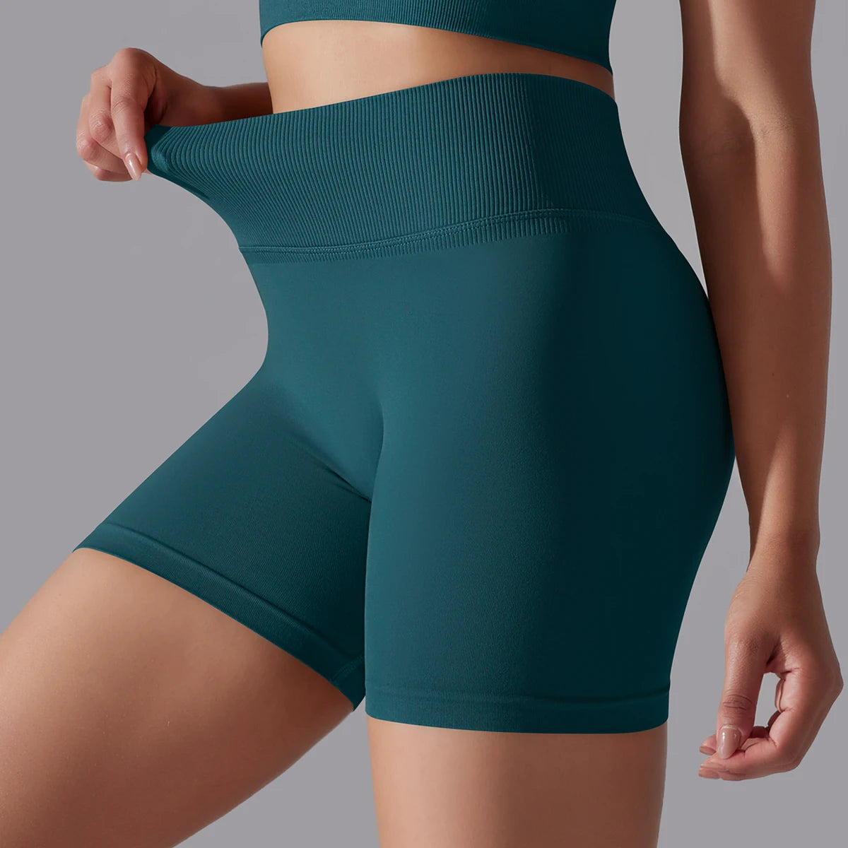 Nahtlose gestrickte Damen-Workout-Shorts, petrolblaugrün, Rückansicht, hoher Bund und Po-Formteil