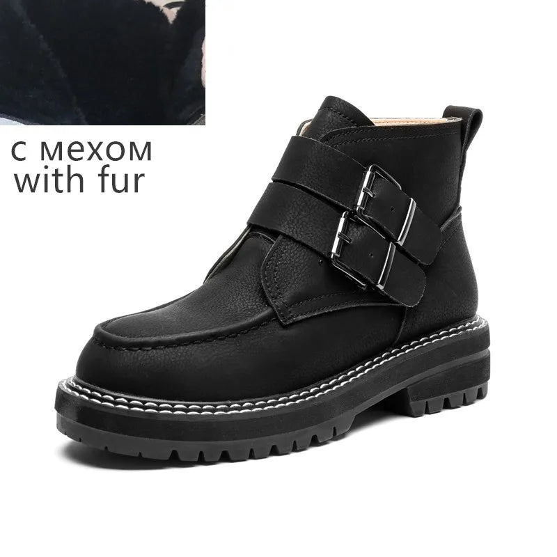 Schwarze Stiefelette mit Fellbesatz am Schaft, Schnalle und robuster Profilsohle