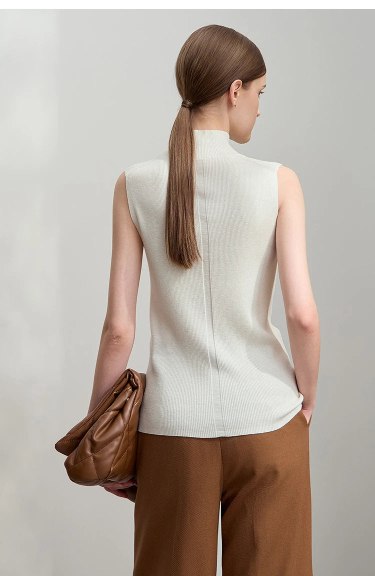 Ärmelloses Mock-Neck-Stricktop in Cremeweiß, Rückansicht mit leicht abgerundetem Saum