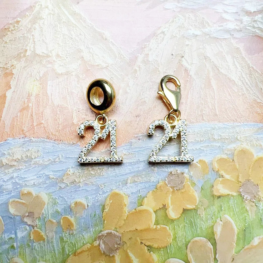 Glückszahl-21 Charm-Anhänger, vergoldet, mit Zirkonia, im Paaransicht-Detail