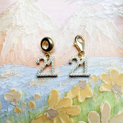 Glückszahl-21 Charm-Anhänger, vergoldet, mit Zirkonia, im Paaransicht-Detail