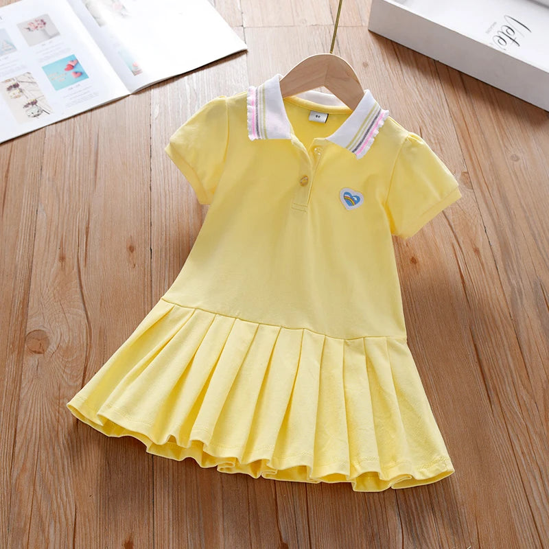 Gelbes Kinderkleid mit weißem Kragen, Knopfleiste und gerüschtem Rock