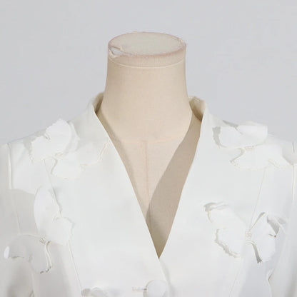 Elegantes Damenkleid mit Rundhalsausschnitt, halblangen Ärmeln und Spitzen-Patchwork-Design – figurbetont und stilvoll.