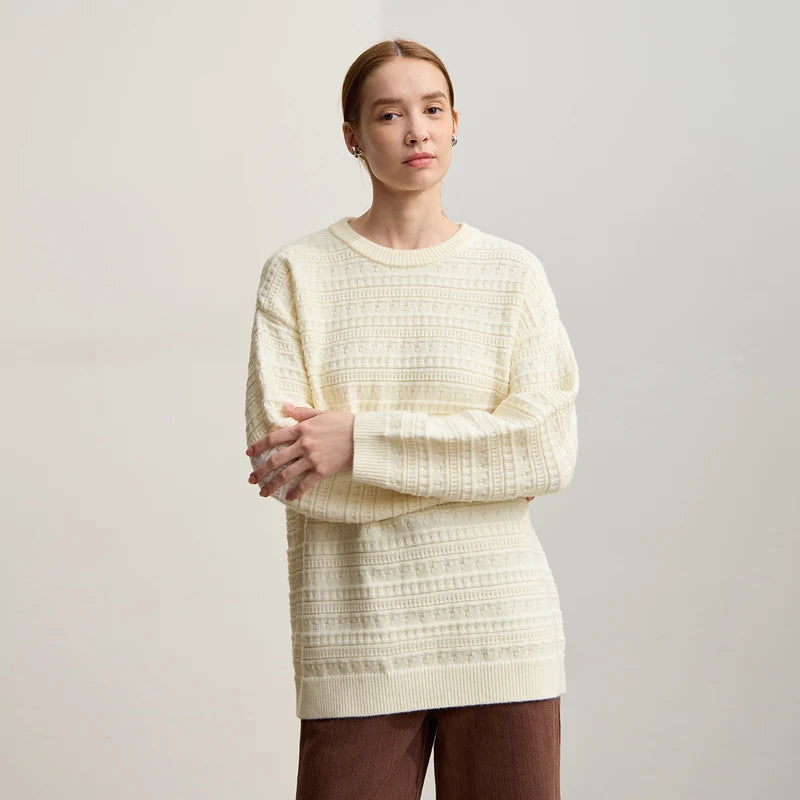 Damen-Pullover aus Strick, offwhite, Vorderansicht mit Rundhalsausschnitt und langen Ärmeln