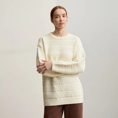 Damen-Pullover aus Strick, offwhite, Vorderansicht mit Rundhalsausschnitt und langen Ärmeln