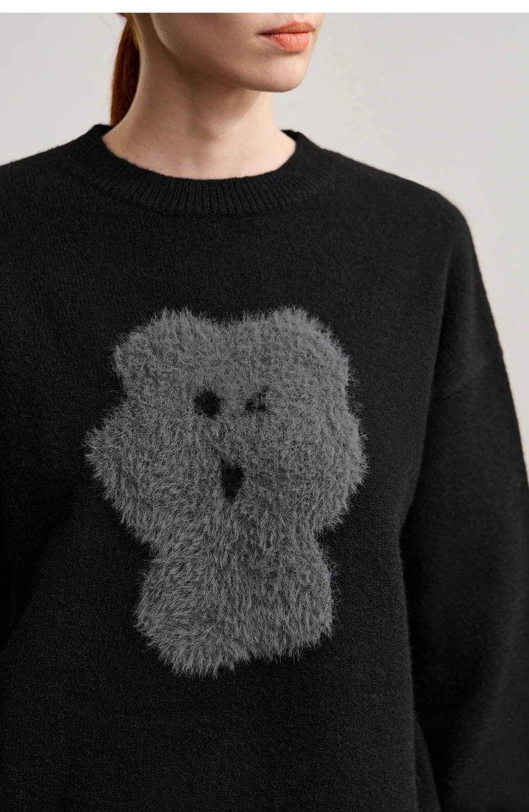 Nahaufnahme Damenpullover schwarz mit grauem Bärenmotiv, Rundhalsausschnitt, Langarm