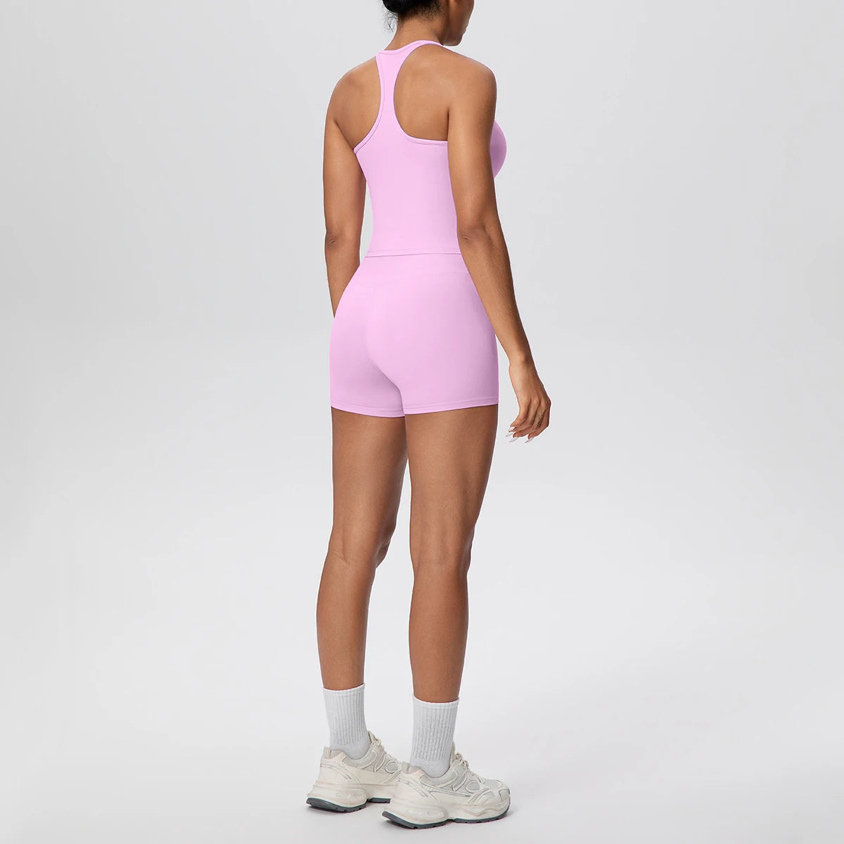 Rosa Yoga-Set von hinten: ärmellose Weste mit Trägern und High-Waist-Shorts