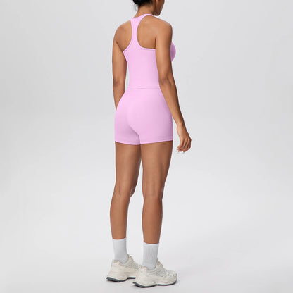 Rosa Yoga-Set von hinten: ärmellose Weste mit Trägern und High-Waist-Shorts