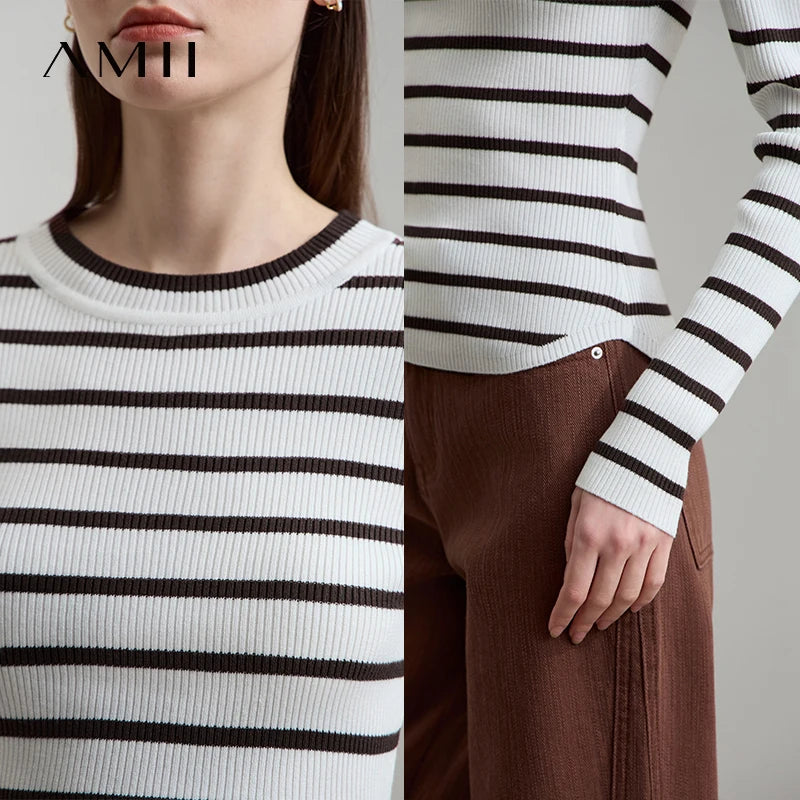 Close-up: schwarz-weißer gestreifter Strickpullover, Rundhals und gerippte Bündchen