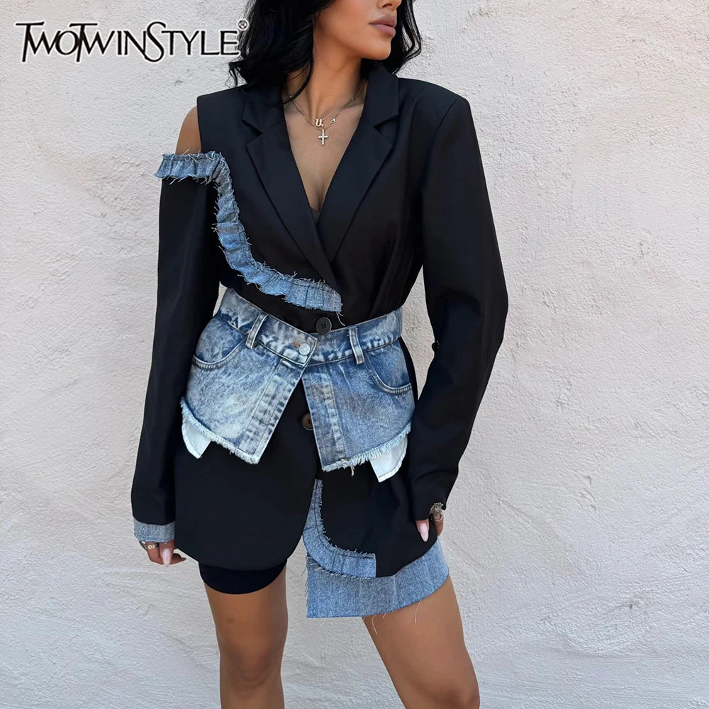 Ärmelloses Damen-Kleid mit Karree-Ausschnitt und Patchwork-Rüschen im minimalistischen Design – stilvoll und elegant.