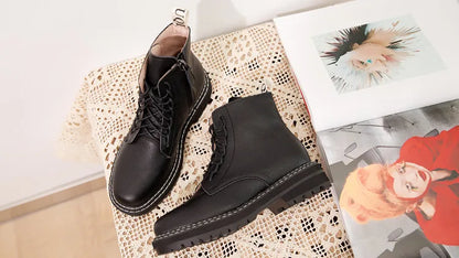 Schwarze Stiefelette mit Schnürung und hoher elastischer Kante, dicke Sohle