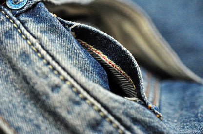 Männer Jeans im Vintage-Stil mit bestickten Patches und zerrissenen Details