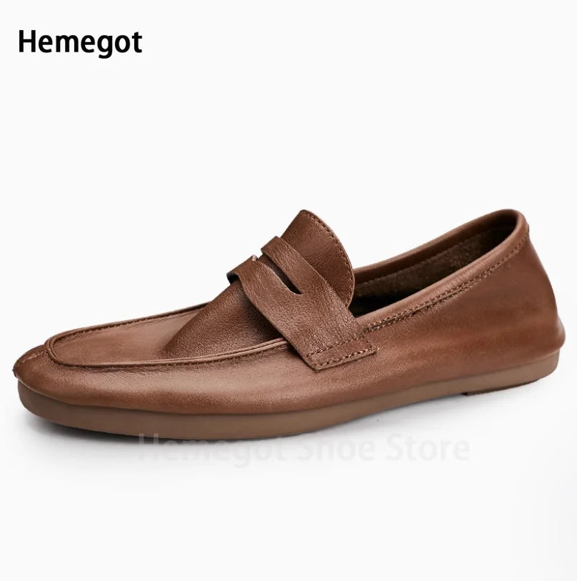 Herren-Loafer aus Leder, braun, seitliche Ansicht mit Riemen am Vorderblatt