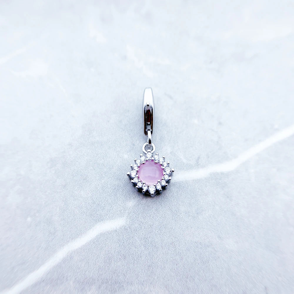 Kleiner rosa Anhänger mit runder Glitzerfassung, am Karabiner