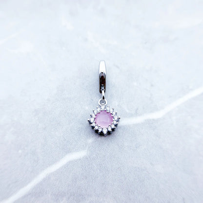 Kleiner rosa Anhänger mit runder Glitzerfassung, am Karabiner