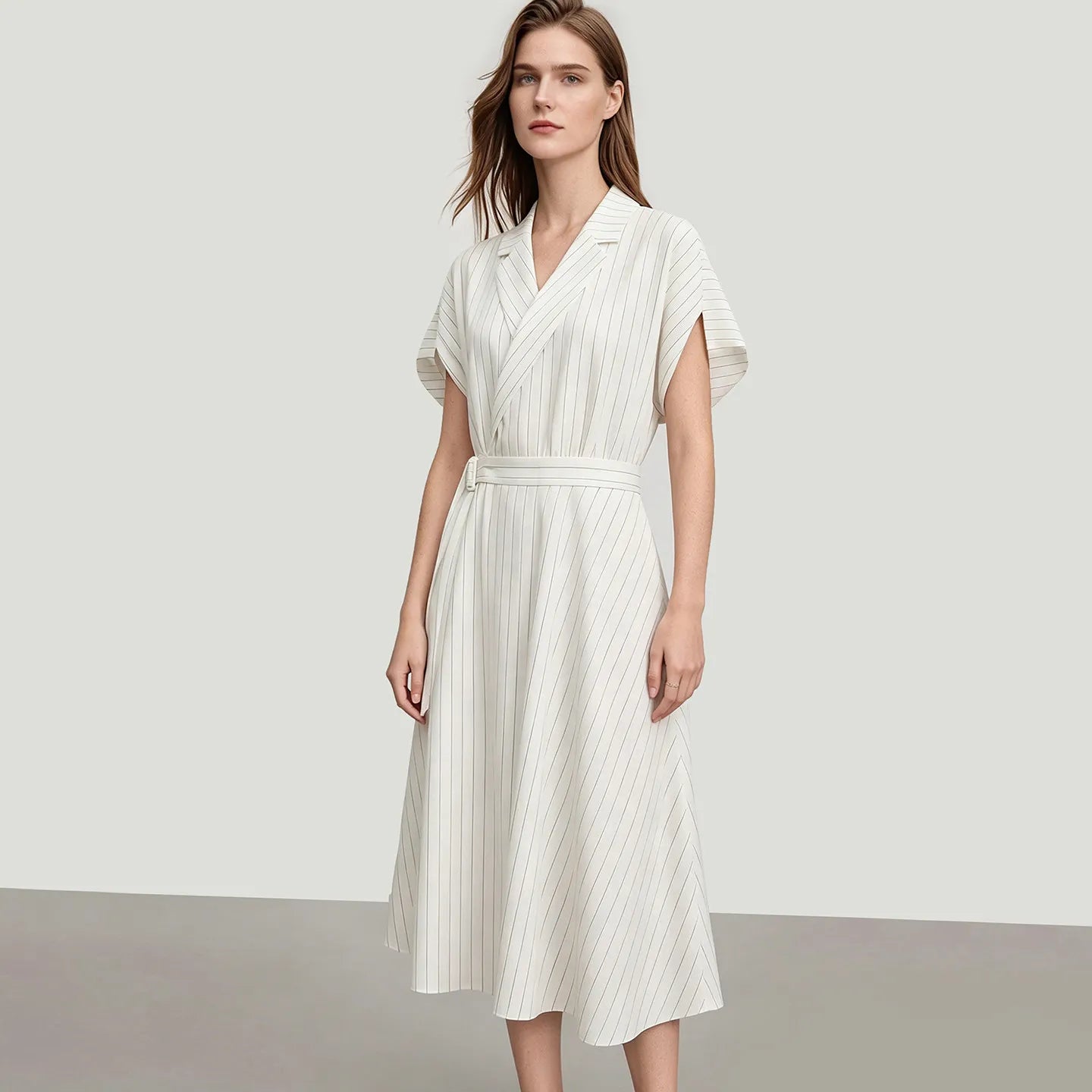 Elegantes Gestreiftes Damenkleid Mit Gürtel Für Büro Und Freizeit