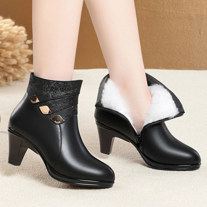 Schwarze Damen-Ankleboots mit Wollfutter am Schaft und Blockabsatz, Zier-Schnallen