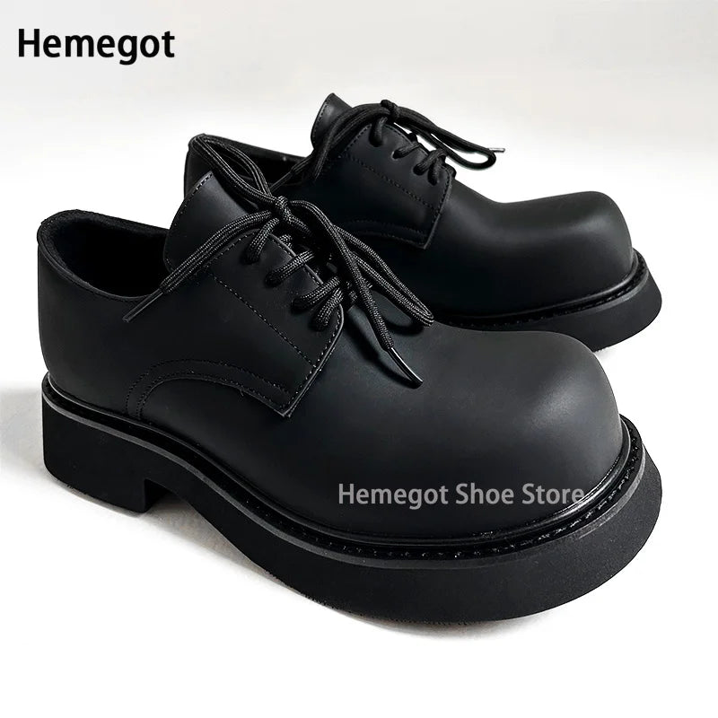 Herren-Derby-Schuhe aus schwarzem Leder, Schnürung, dicke Sohle, Vorderansicht
