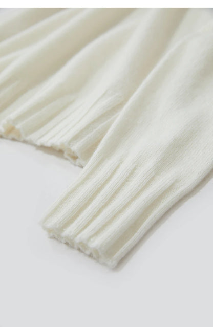 Strickpullover, cremefarben, Nahaufnahme: gerippter Saum und Ärmelbündchen