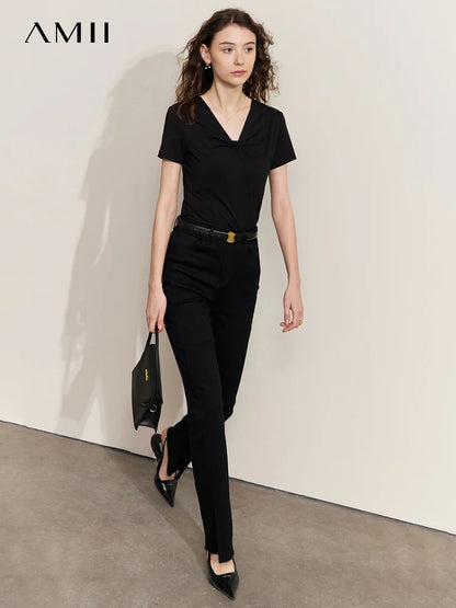 Damen T-Shirt im Minimalismus-Stil mit V-Ausschnitt und dünnem Design