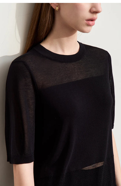 Schwarzer Damen-Strickpullover, Detail: O-Ausschnitt, kurzarm, transparente Partie oben
