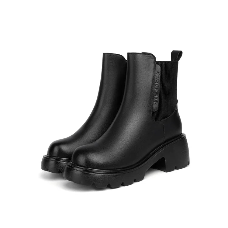 Schwarzer Chelsea-Boot mit elastischem Einsatz und dicker Profilsohle, freigestellt