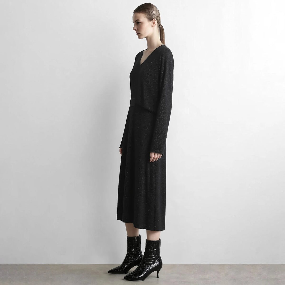 Schwarzes Strickkleid mit V-Ausschnitt, langen Ärmeln und Taillengürtel, Midi