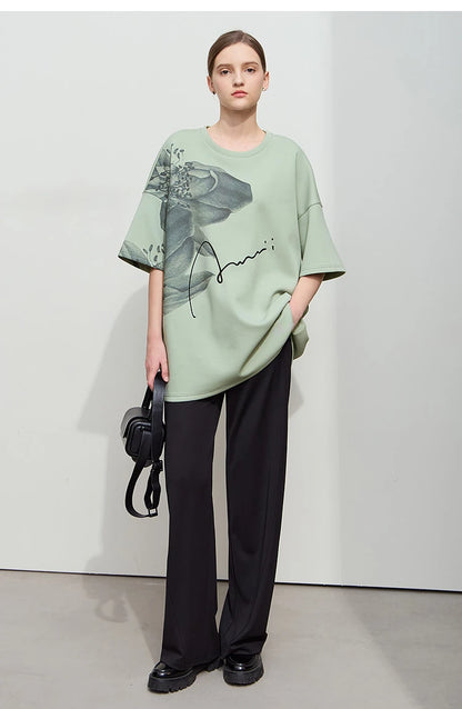 Damen T-Shirt mit lockerem O-Ausschnitt und Blumenmuster sowie Stickerei