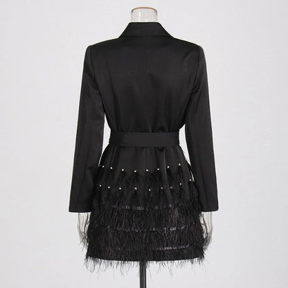 Elegantes Damenkleid mit V-Ausschnitt, kurzen Ärmeln und Perlenverzierung – figurbetontes Design mit Rüschen und Falten.