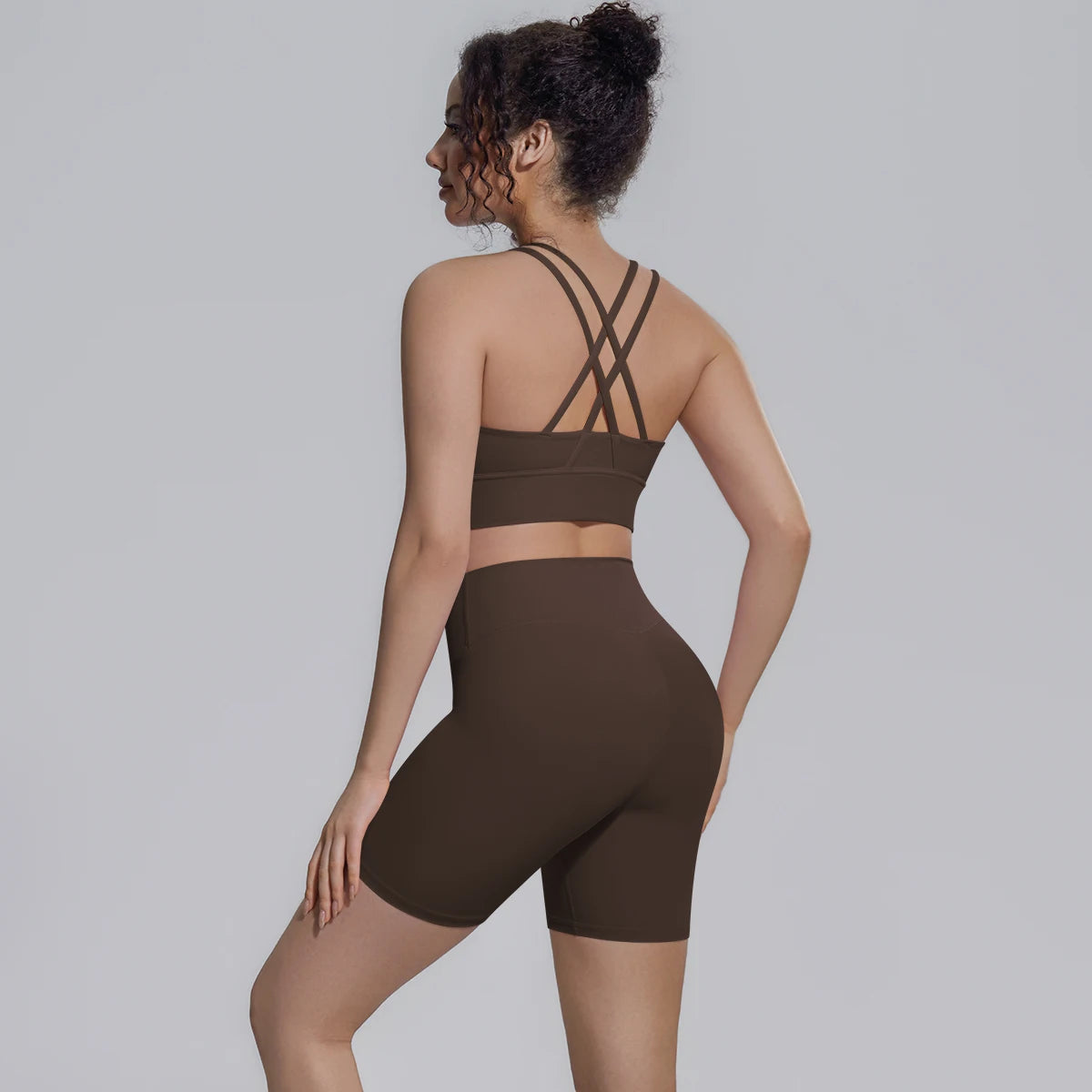 Braunes Yoga-Set von hinten: Sporttop mit gekreuzten Trägern und Shorts