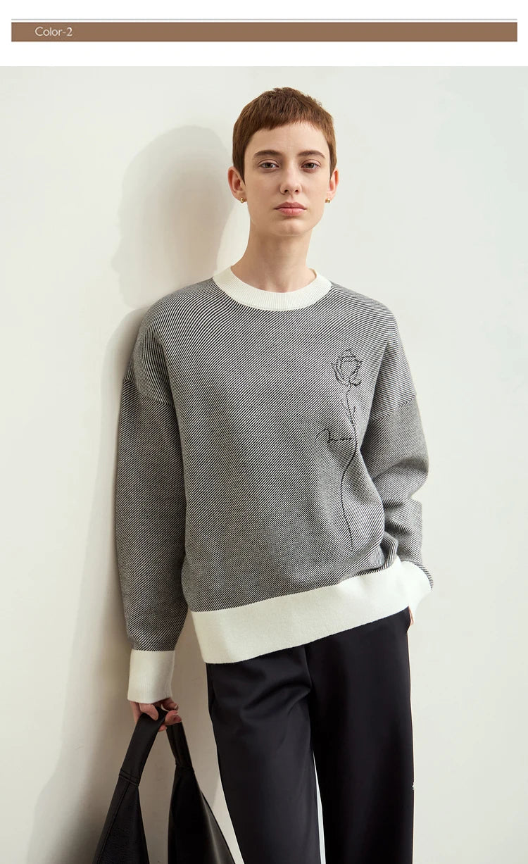 Grauer Strickpullover mit weißem Kontrastkragen, Rosenstickerei und lockerer Passform