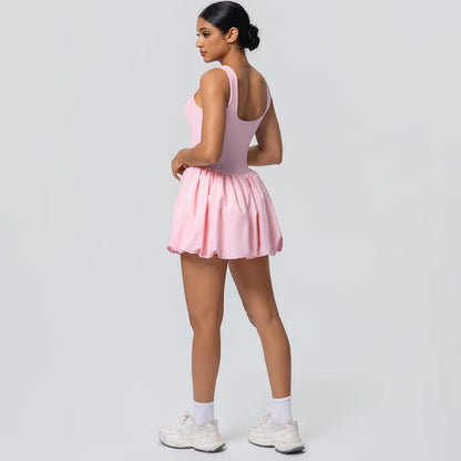 Damen-Tennisrock mit Taschen, rosa Faltenrock, Rückansicht mit kurzem Saum.