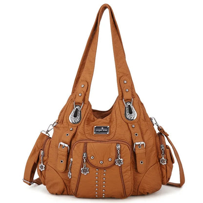 Braune Damen-Schultertasche aus PU mit Kettenanhängern und Nietenverzierungen.