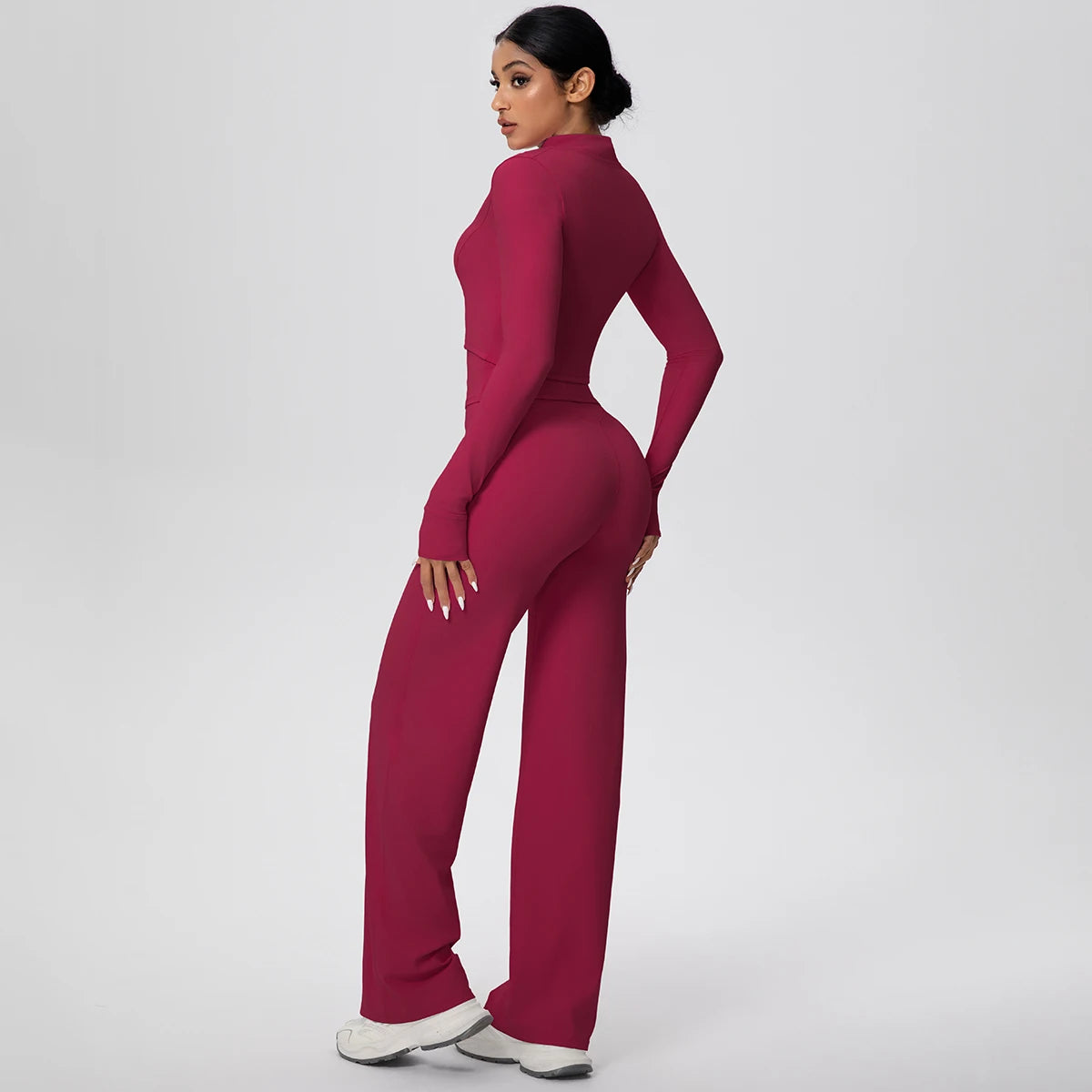 Rotes 3-teiliges Yoga-Lauf-Set von hinten: Trägertop, Jacke, weite Hose