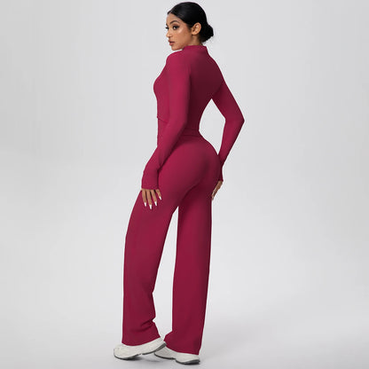 Rotes 3-teiliges Yoga-Lauf-Set von hinten: Trägertop, Jacke, weite Hose