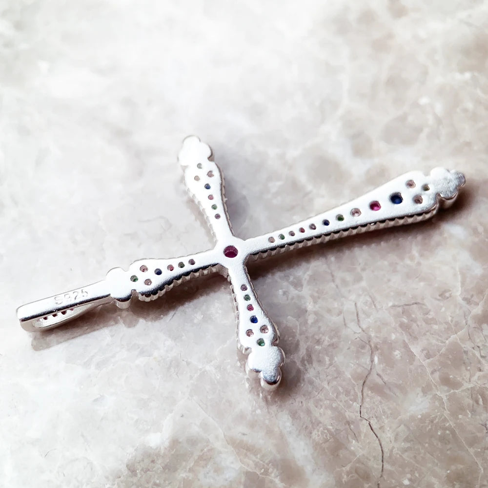 Kreuz-Anhänger aus Silber mit bunten Zirkonia, im Rahmen mit Steinen eingefasst