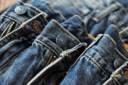 Männer Jeans im Vintage-Stil mit bestickten Patches und zerrissenen Details